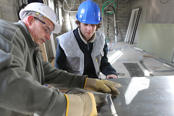 Worker and apprentice in a workshop