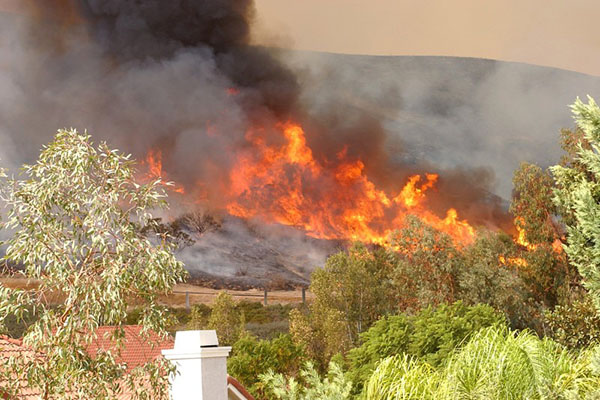Salifornia wildfire approaching houses